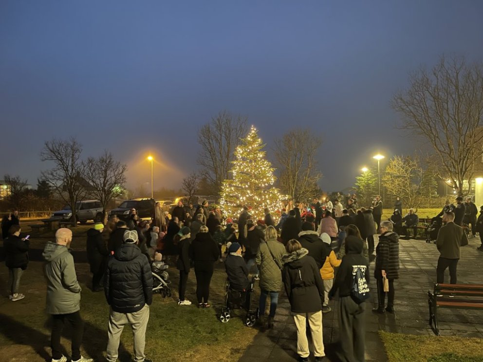 Jólaljósin tendruð