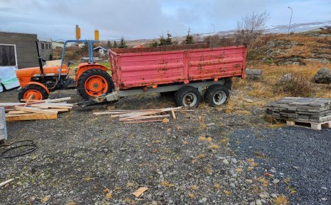 Lokafrestur tilboða í traktor og sturtuvagn