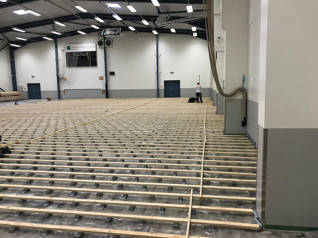 Gólfið rétt af 01