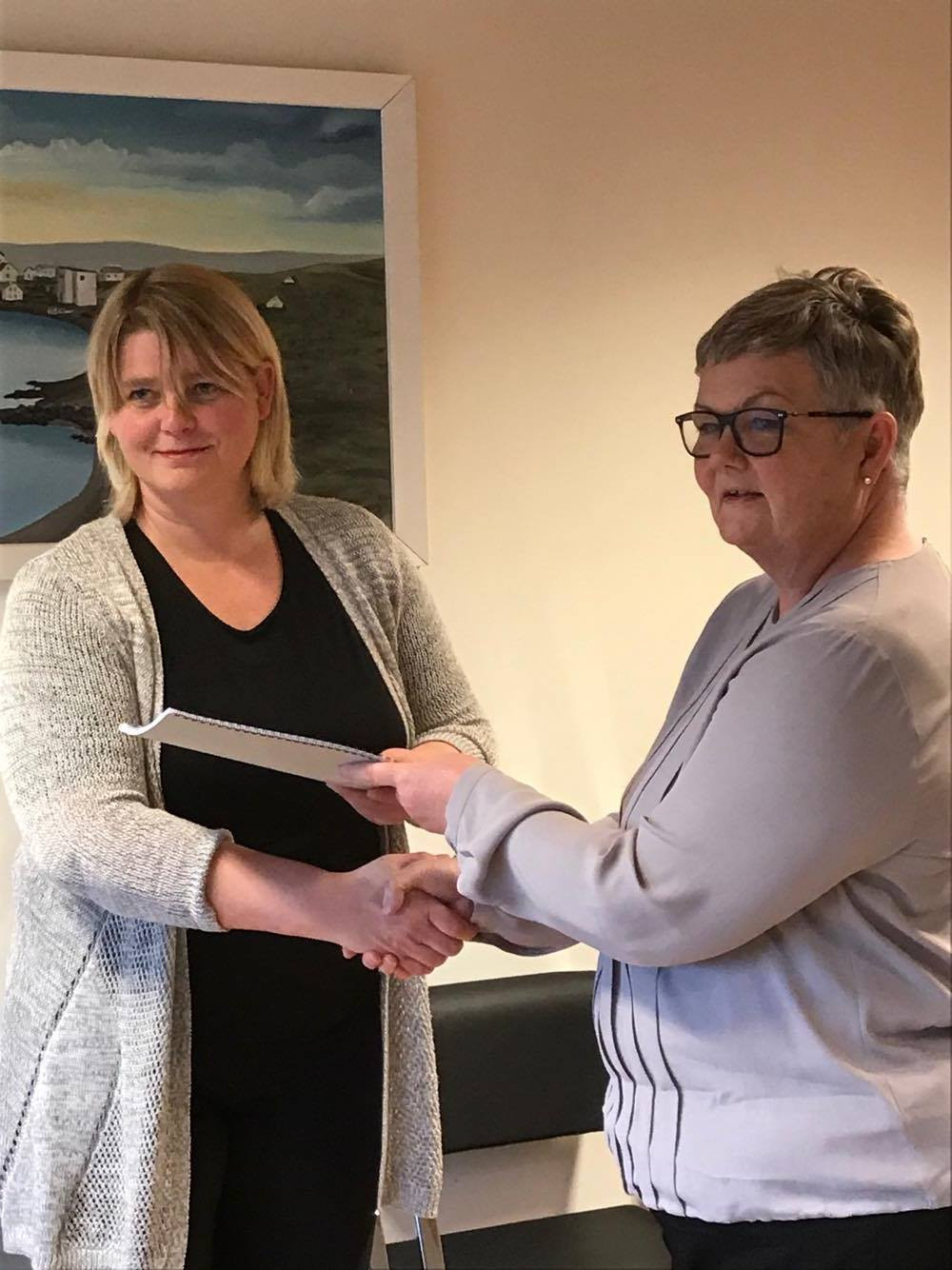 Bryndís Þráinsdóttir starfsmaður Farskólann afhendir Guðnýju Hrund Karlsdóttur sveitarstjóra Húnaþin…