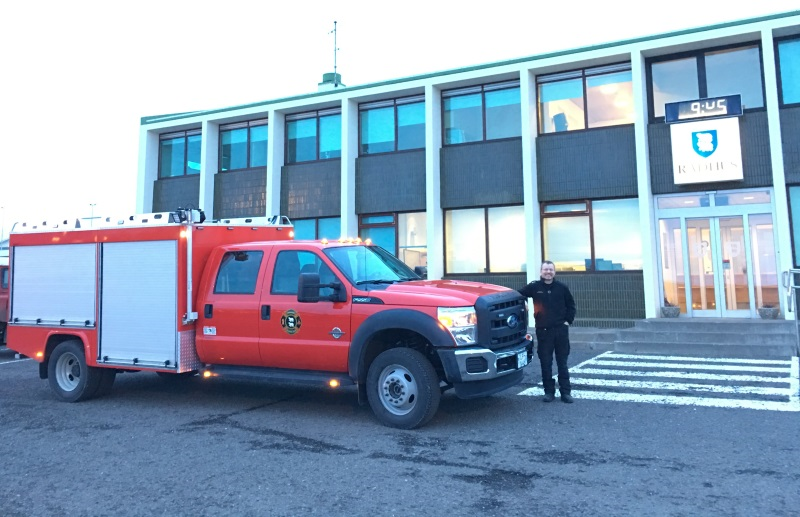 Á myndinni er Pétur R. Arnarsson slökkviliðsstjóri Húnaþings vestra með nýja bílinn fyrir utan Ráðhú…