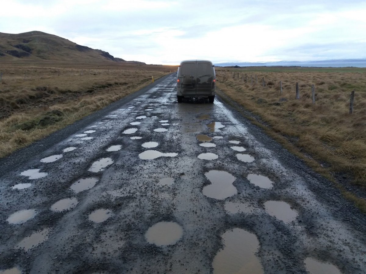 Skólabíll við Illugastaði á Vatnsnesi 8. nóvember 2018