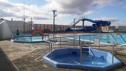 Íþróttamiðstöðin / sundlaug er opin 17. júní