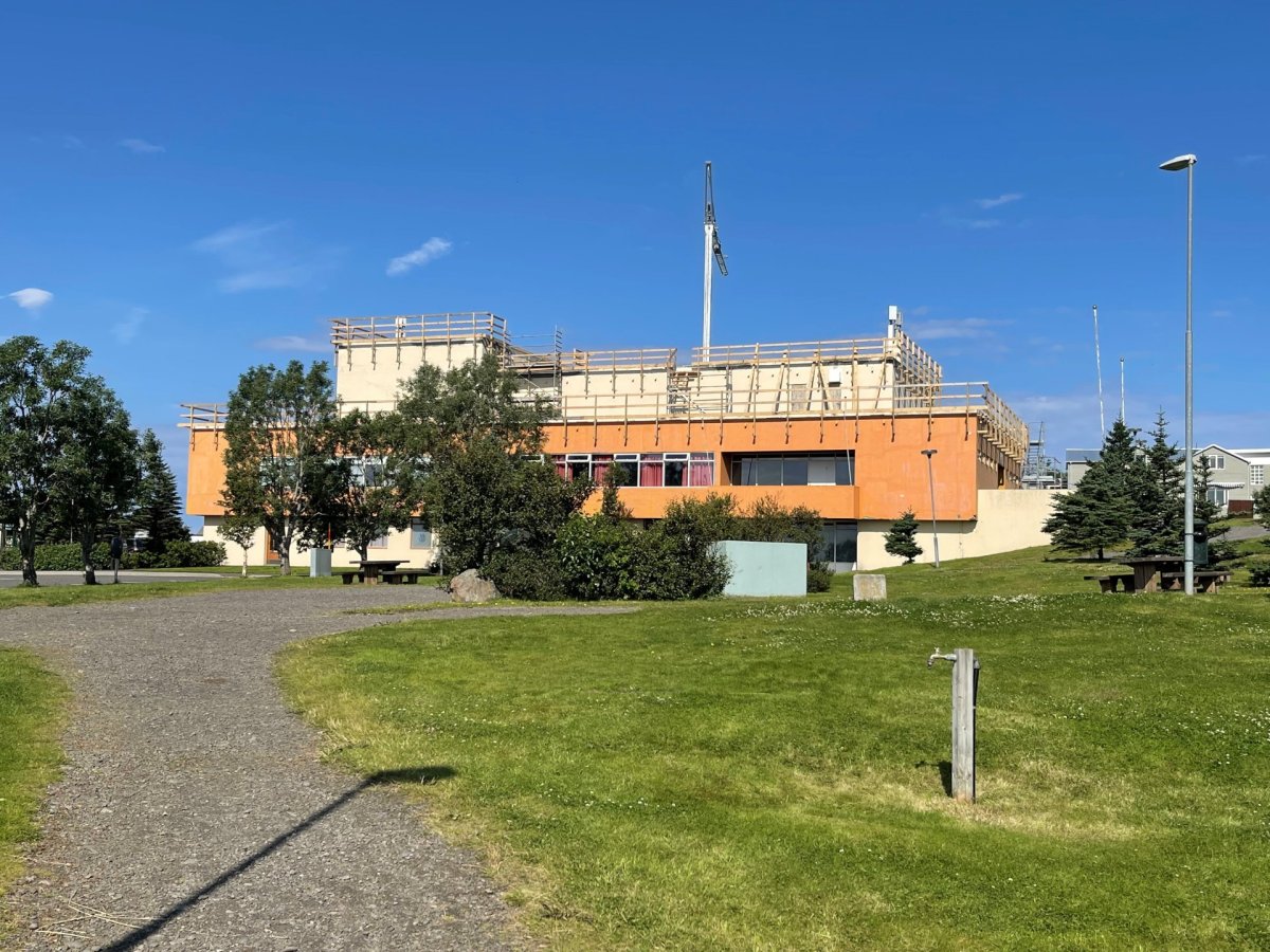 Settur hefur verið upp byggingarkrani til að lyfta yleiningunum á þakið.