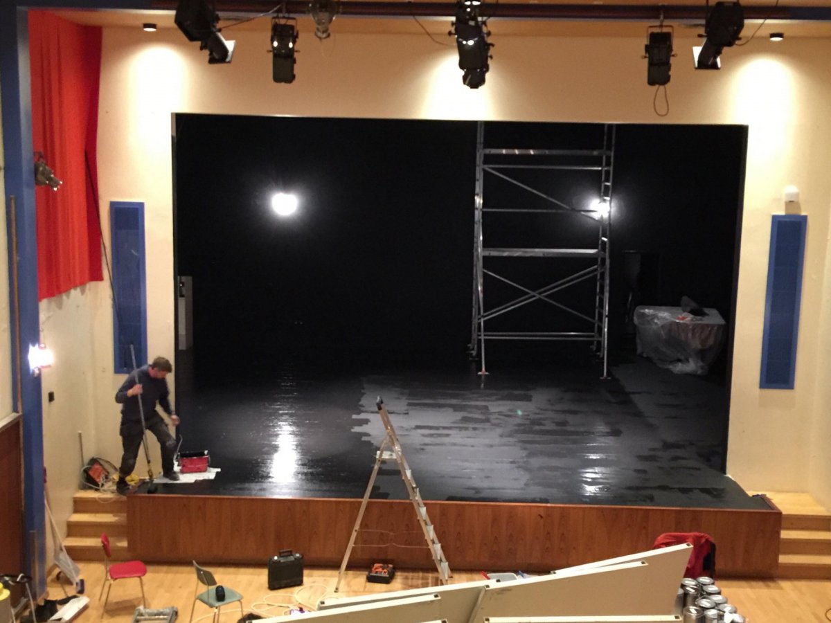 Nýmálað svið og nýr ljósabúnaður í Félagsheimilinu Hvammstanga