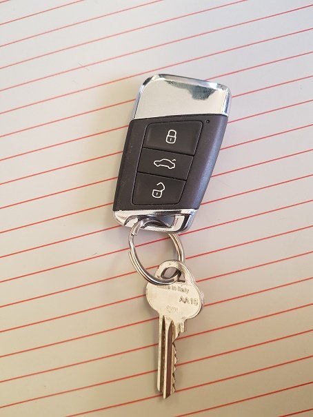 Bíllykill og húslykill fannst við flokkun á endurvinnsluefni hjá Sorphreinsun VH ehf.