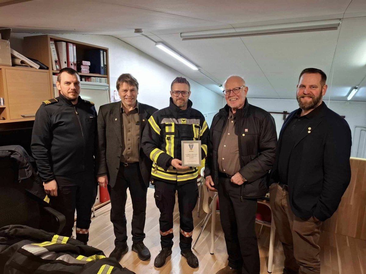 Frá afhendingu styrksins til Brunavarna Húnaþings vestra. Valur Freyr slökkviliðsstjóri og Gísli Arn…