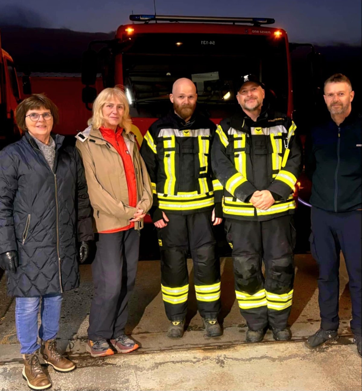 Fulltrúar Gæranna,  Gréta og Árborg, Færa Birgi slökkviliðsmanni, Þorsteini varaslökkviliðsstjóra og…