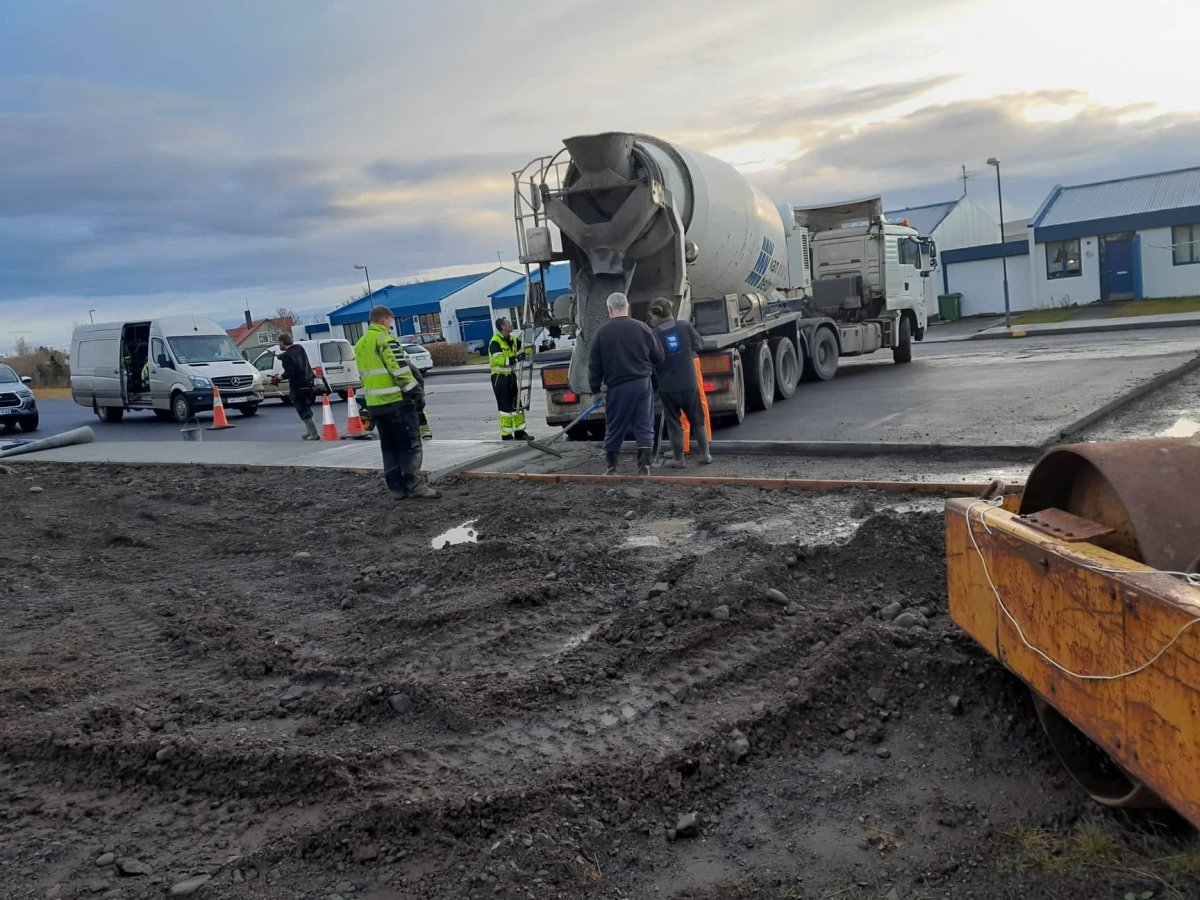 Frá steypuvinnu við gangstétt í Fífusundi