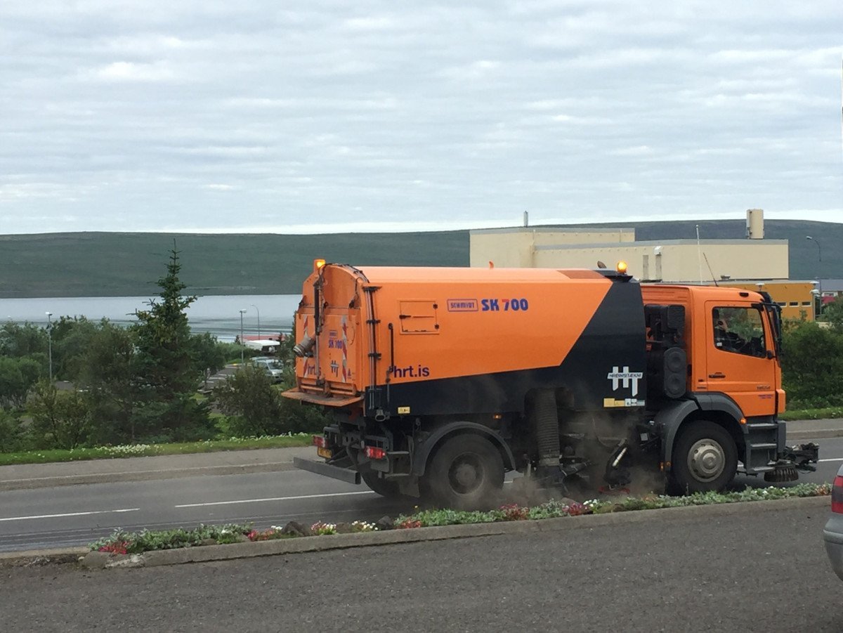 Gangstéttar smúlaðar og götur sópaðar