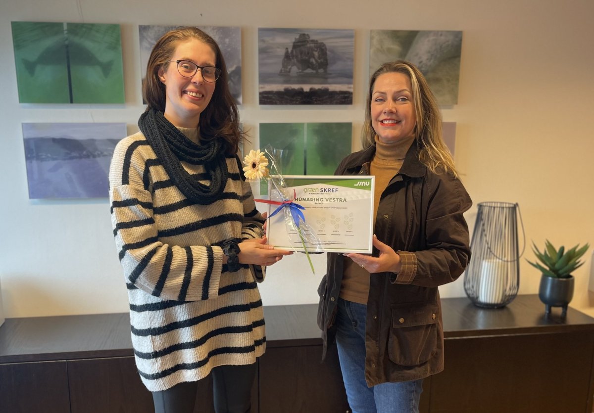 Katrín M. Guðjónsdóttir, framkvæmdastjóri SSNV afhendir Ólöfu Rún Skúladóttir verkefnisstjóra umhver…