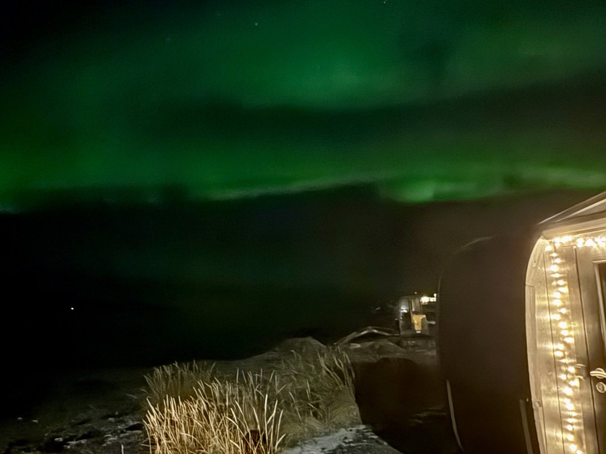 Norðurljós við Sánasetrið neðan við Selasetrið.