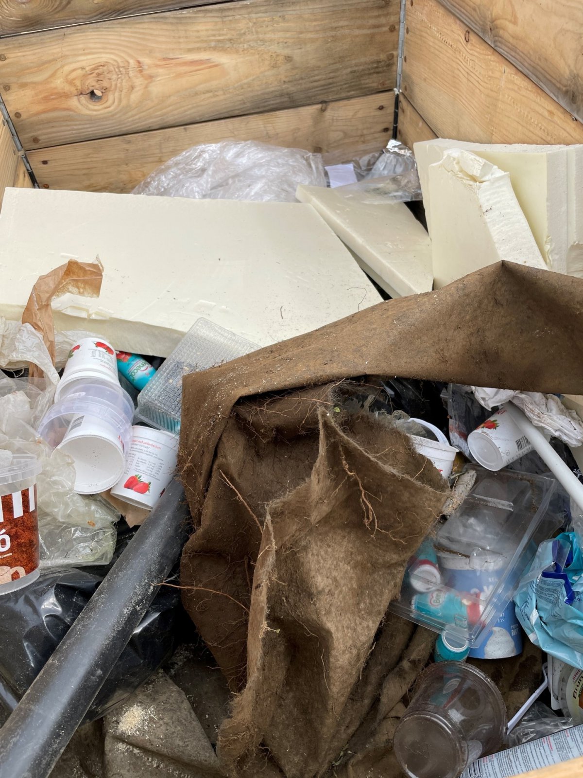 Mynd tekin í júlí s.l þegar m.a gamall notaður jarðvegsdúkur fyllti nánast hálft ílátið við lúguna.