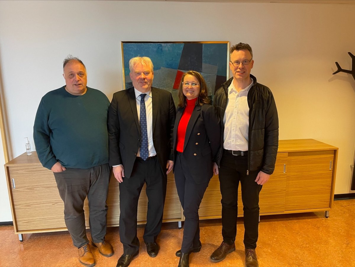 Frá afhendingu skýrslunnar. Þorleifur Karl Eggertsson oddviti, Sigurður Ingi Jóhannsson innviðaráðhe…