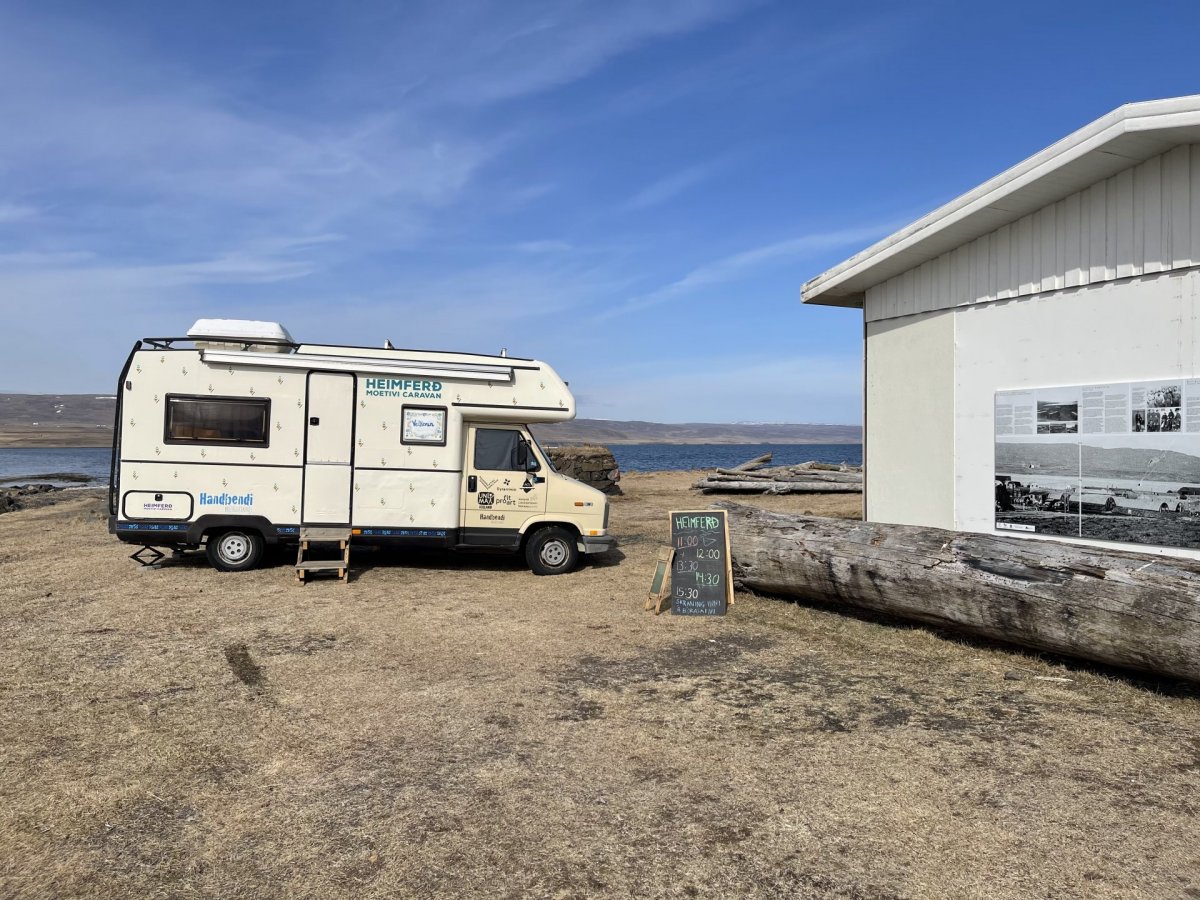 Heimferð, verðlaunasýning Handbendis, fer fram í húsbíl. Sýning var haldin við Byggðasafnið á Reykju…