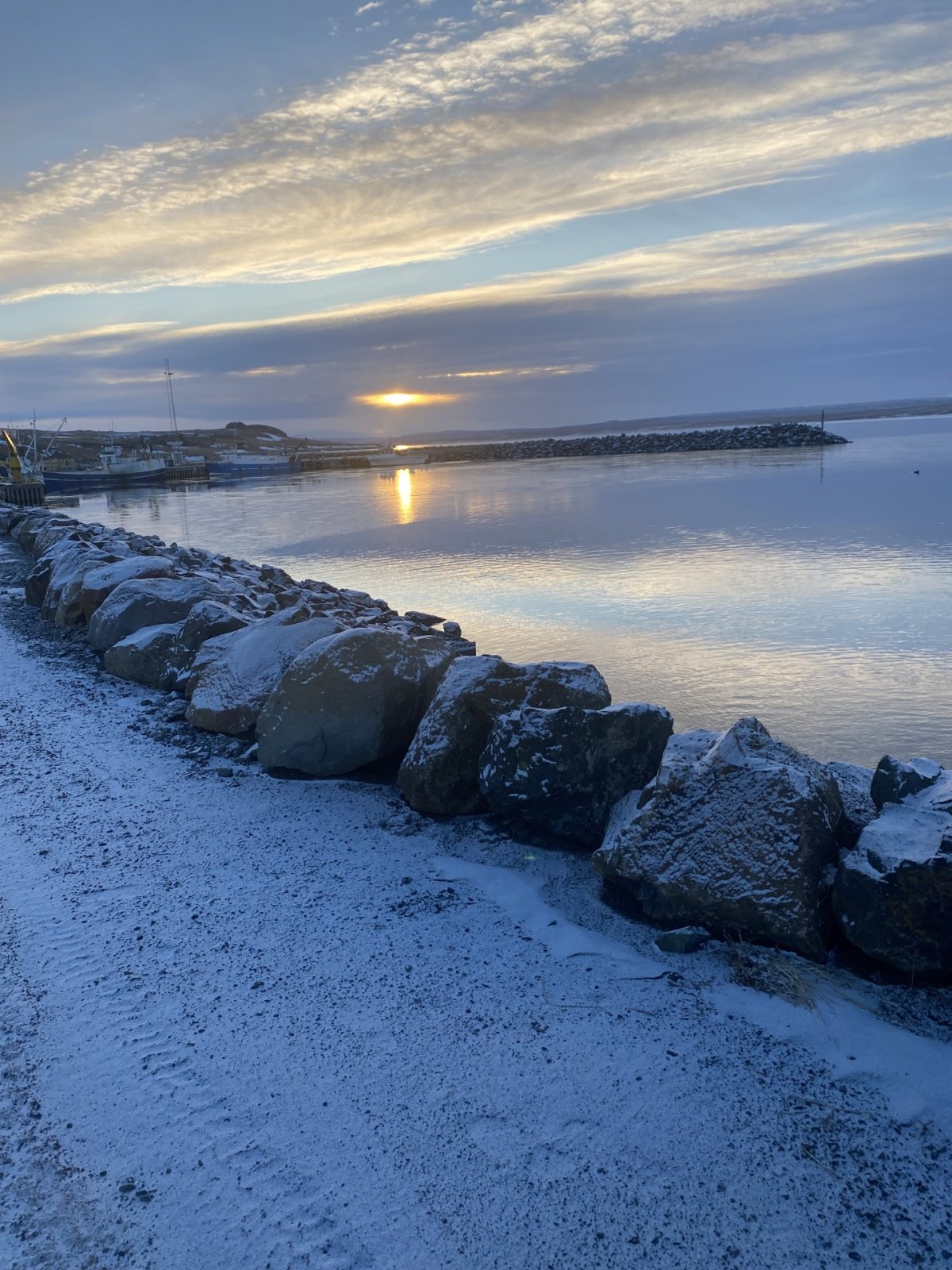 Grjótgarður við höfnina