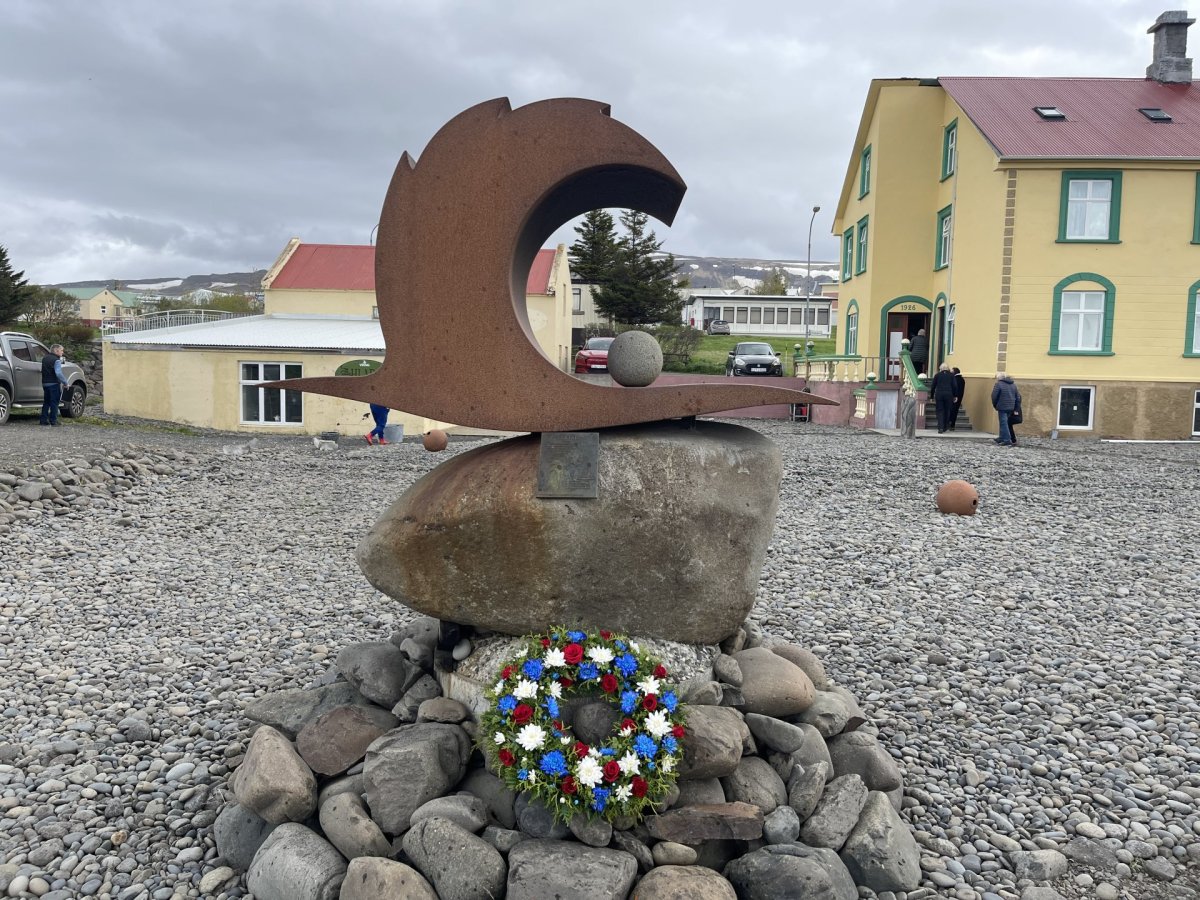 Á sjómannadaginn var lagður blómsveigur að minnismerki um drukknaða sjómenn,