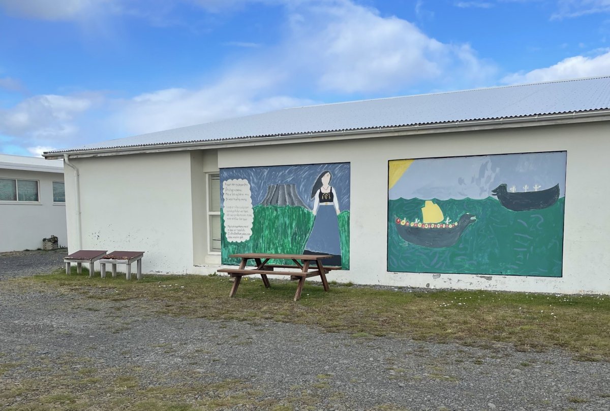 Myndskreyting eftir nemendur Grunnskóla Húnaþings vestra á vegg Byggðasafnsins Húnvetninga og Strand…