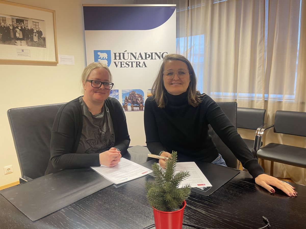 Jóhanna Helga Sigtryggsdóttir fulltrúi stjórnar Elds í Húnaþingi og Unnur Valborg Hilmarsdóttir svei…