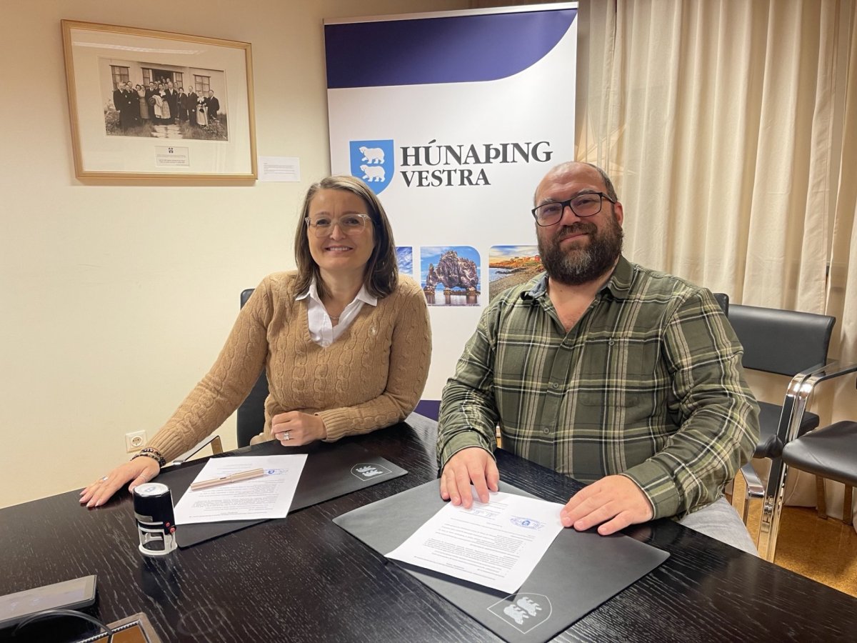 Unnur Valborg Hilmarsdóttir sveitarstjóri og Vilhelm Vilhelmsson forstöðumaður undirrita samstarfssa…