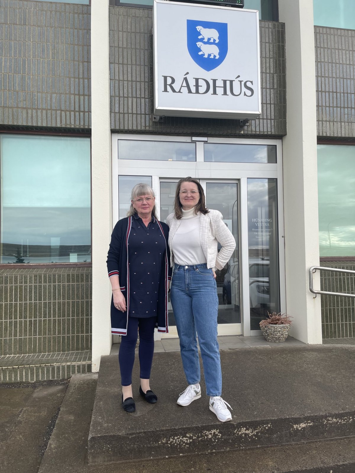 Björk Sigurðardóttir hjá Dictum ræstingu og Unnur Valborg sveitarstjóri við undirritun samningsins.