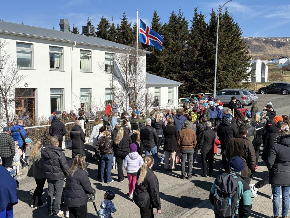 Hátíðarhöld á sumardaginn fyrsta. Sem fyrr stoppaði skrúðgangan við sjúkrahúsið til að syngja fyrir …