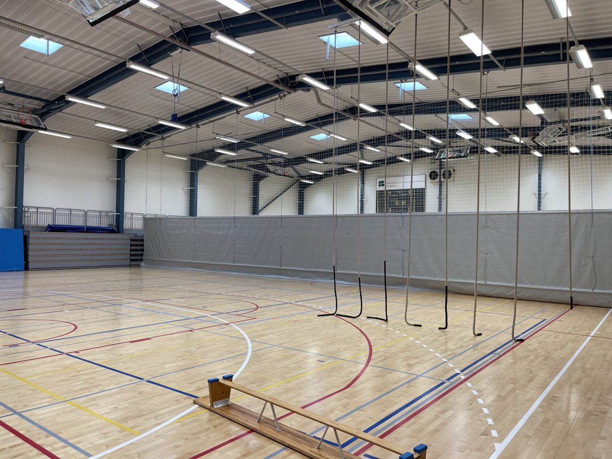 Íþróttasalur íþróttamiðstöðvar.