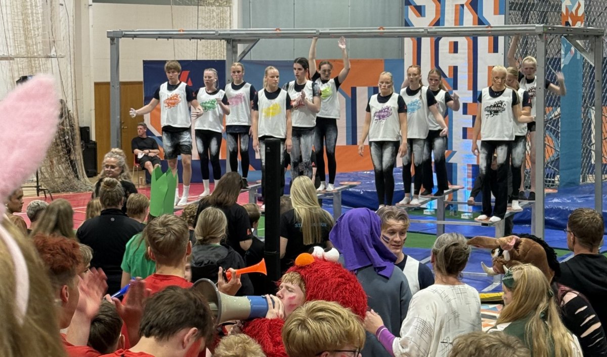 Keppendur búa sig undir að hanga - Íslandsmet var slegið í þeirri grein í keppninni og er nú 25:01.