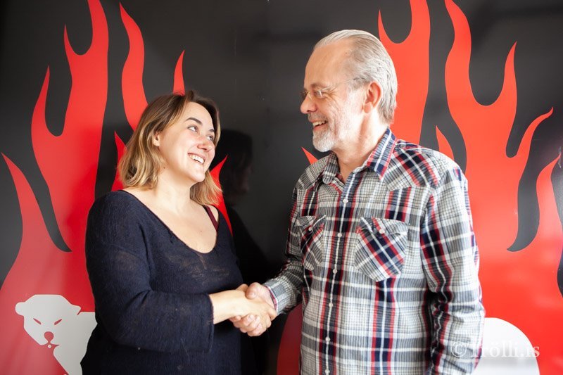 Mynd er af Gretu Clough framkvæmdarstjóra Elds í Húnaþingi og Gunnars Smára Helgasonar útvarpsstjóra…