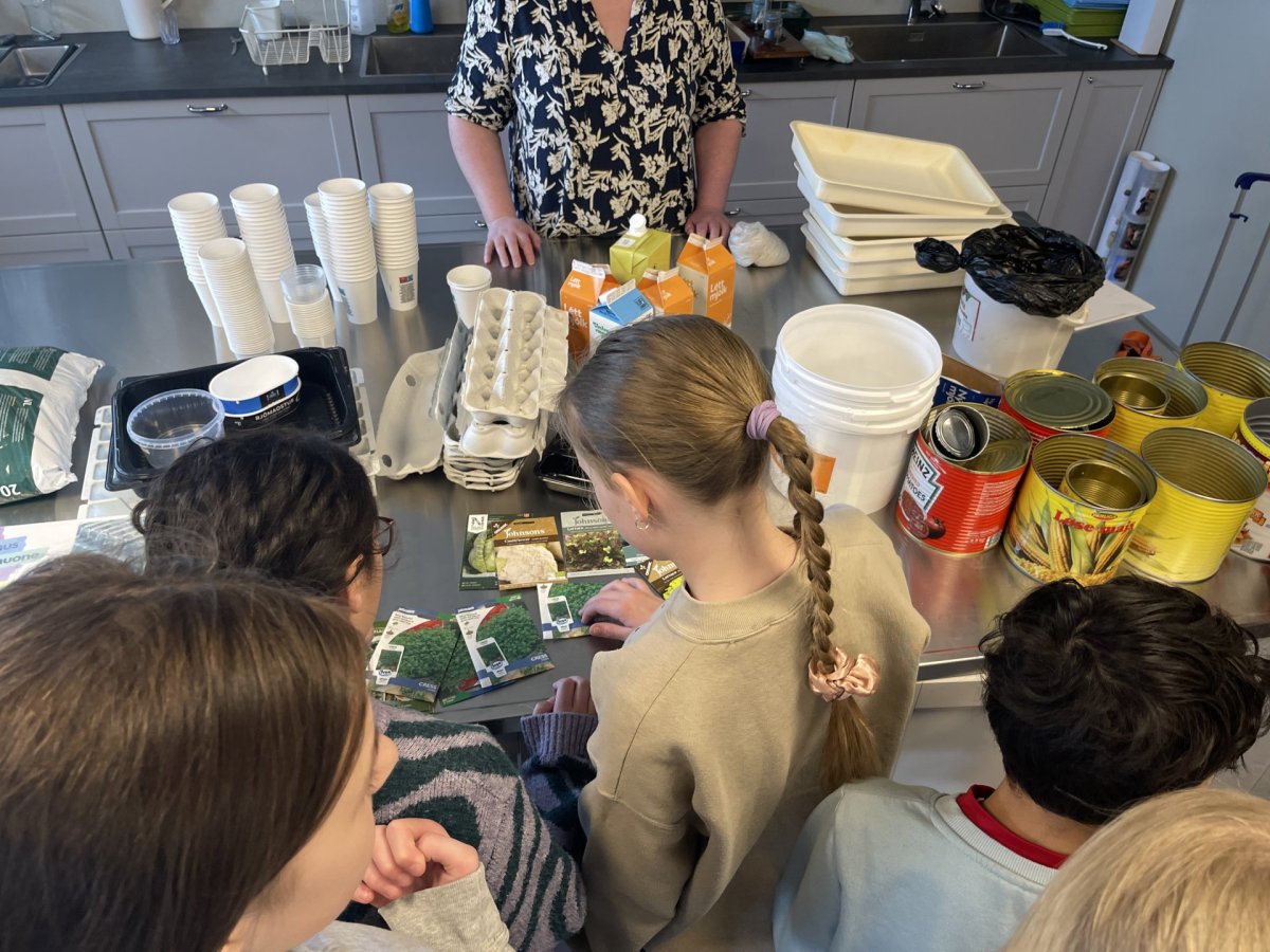 Nemendur grunnskólans undirbúa sáningu matjurta á umhverfisdegi.