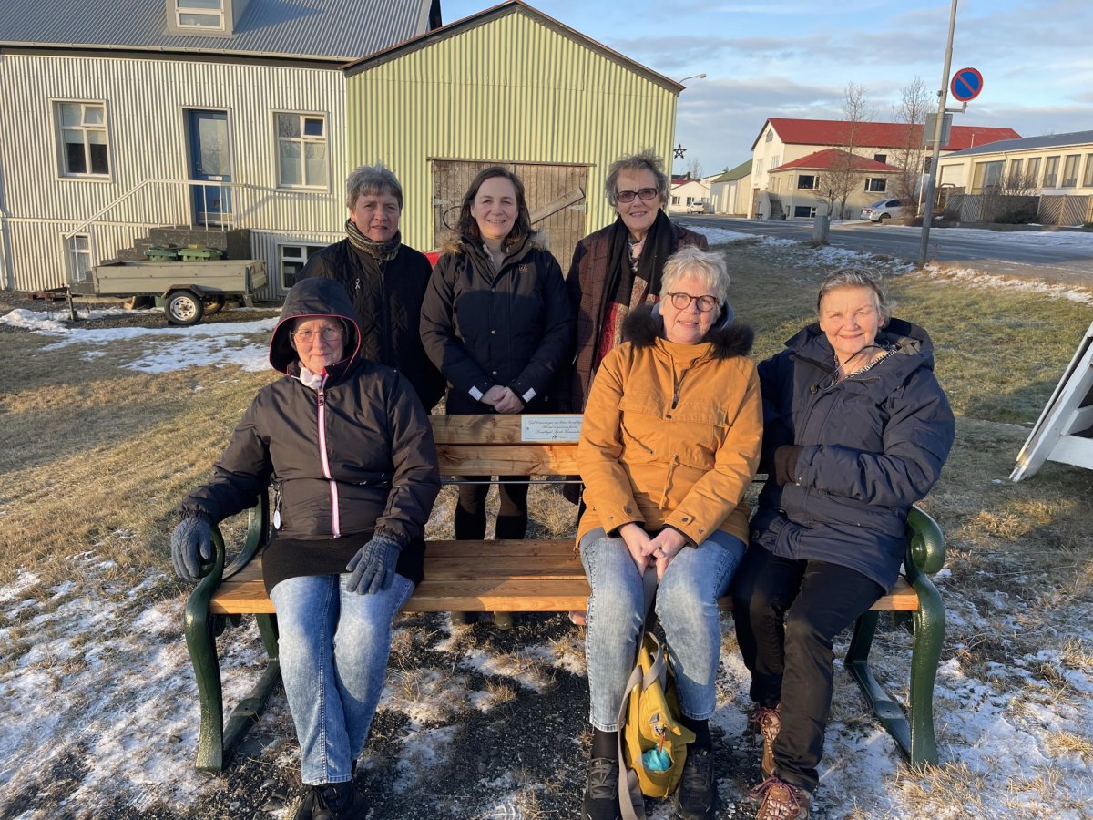 Félagskonur úr kvenfélaginu Björk við bekkinn góða.