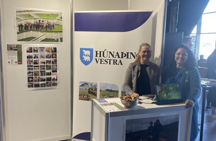Jessiqa Aquino og Tanja Ennigarð kynna verkefni Húnaklúbbsins.