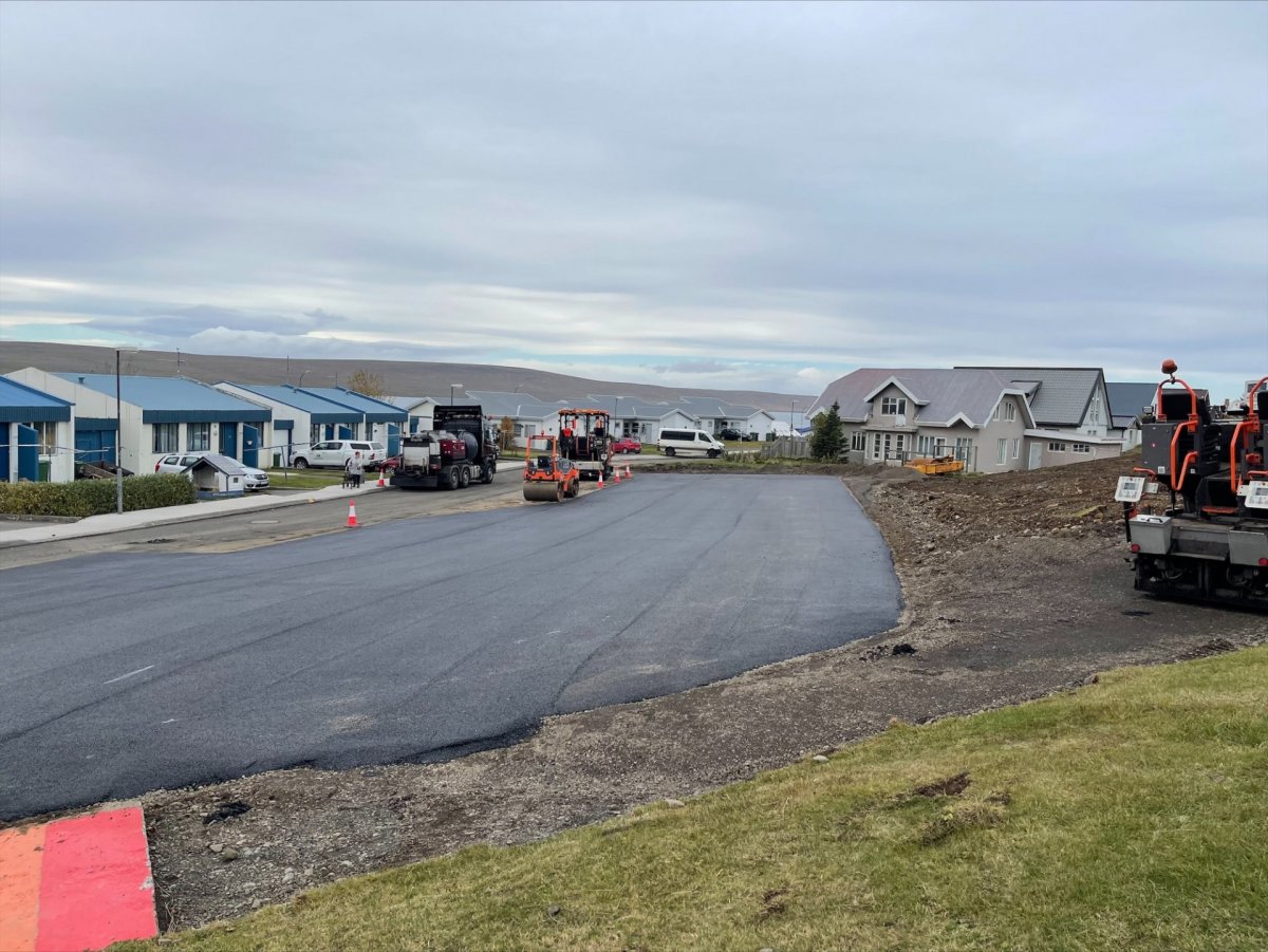 Plan fyrir skólabíla neðan við Grunnskólann.