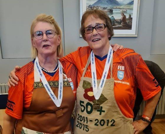 Jónína og Halldóra fagna sigri í pönnukökubakstrinum. Mynd: Guðmundur Sigurðsson af facebook síðu Fé…