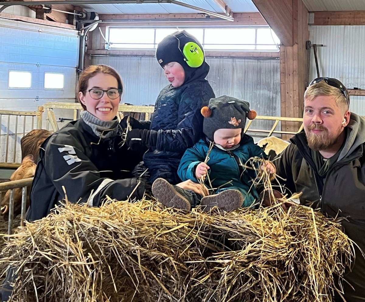 Ólöf Rún ásamt fjölskyldu sinni við bústörfin.