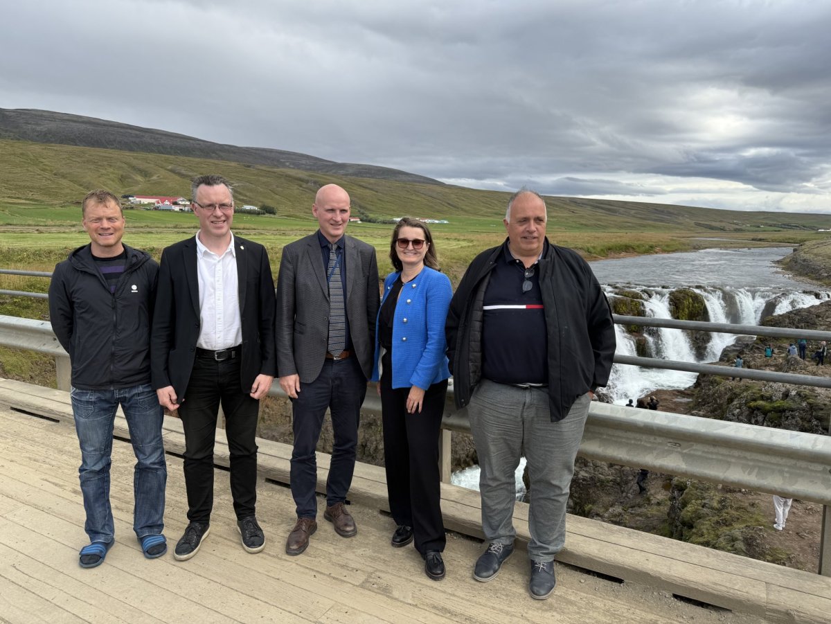 Hluti sveitarstjórnar með innviðaráðherra við Kolugljúfur.