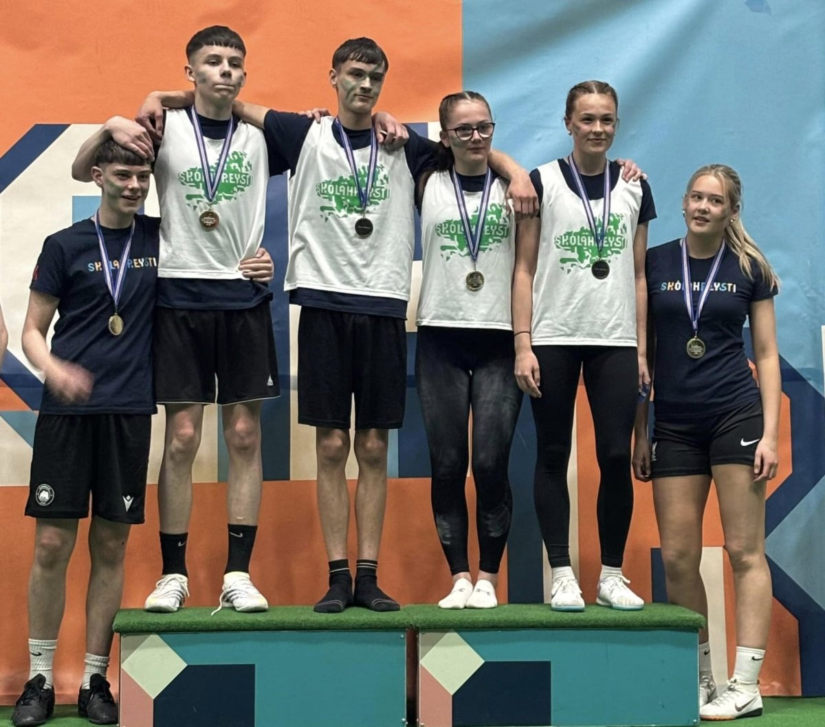 Rökkvi, Friðrik, Victor, Nóa, Saga og Elma á verðlaunapallinum. Mynd: Sirrý Ársæls.