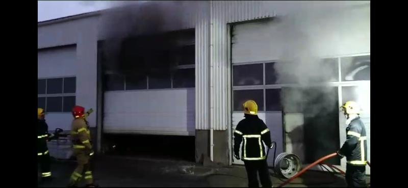 Slökkviliðsmenn að störfum á vettvangi.