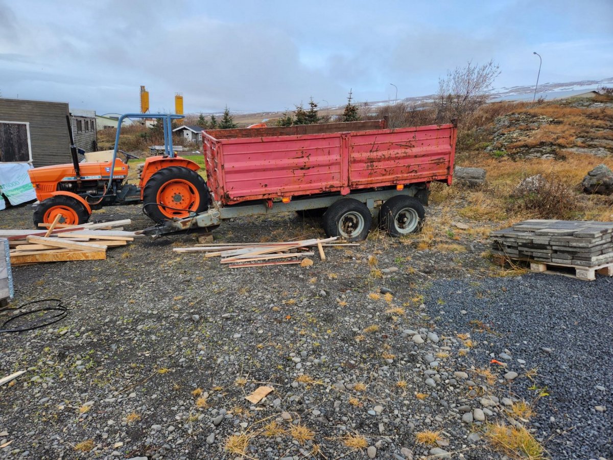 Tilboða óskað í traktor og sturtuvagn