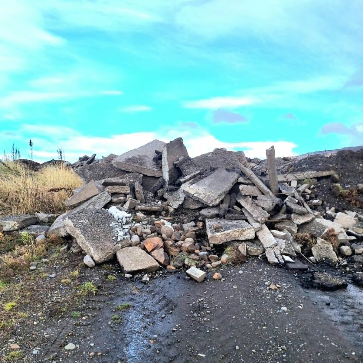 Lokað fyrir losun á efni uppá Ási