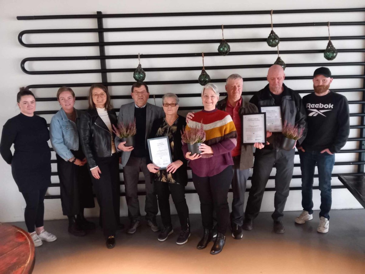 Viðurkenningarhafar ásamt umhverfisnefnd og sveitarstjóra.