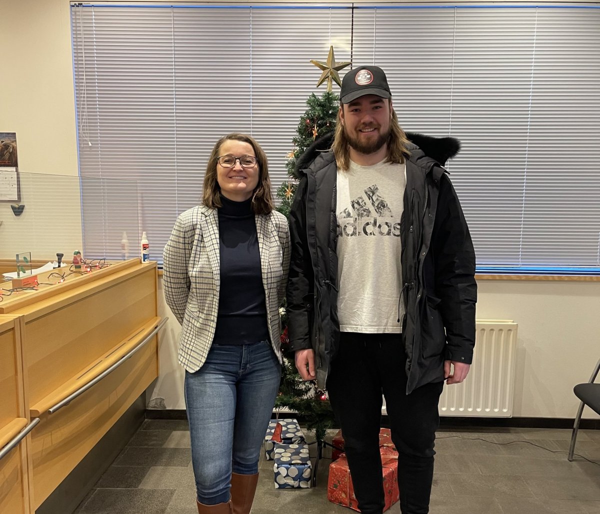 Unnur Valborg sveitarstjóri og Patrekur Óli formaður stjórnar Pílufélags Hvammstanga greinilega sátt…