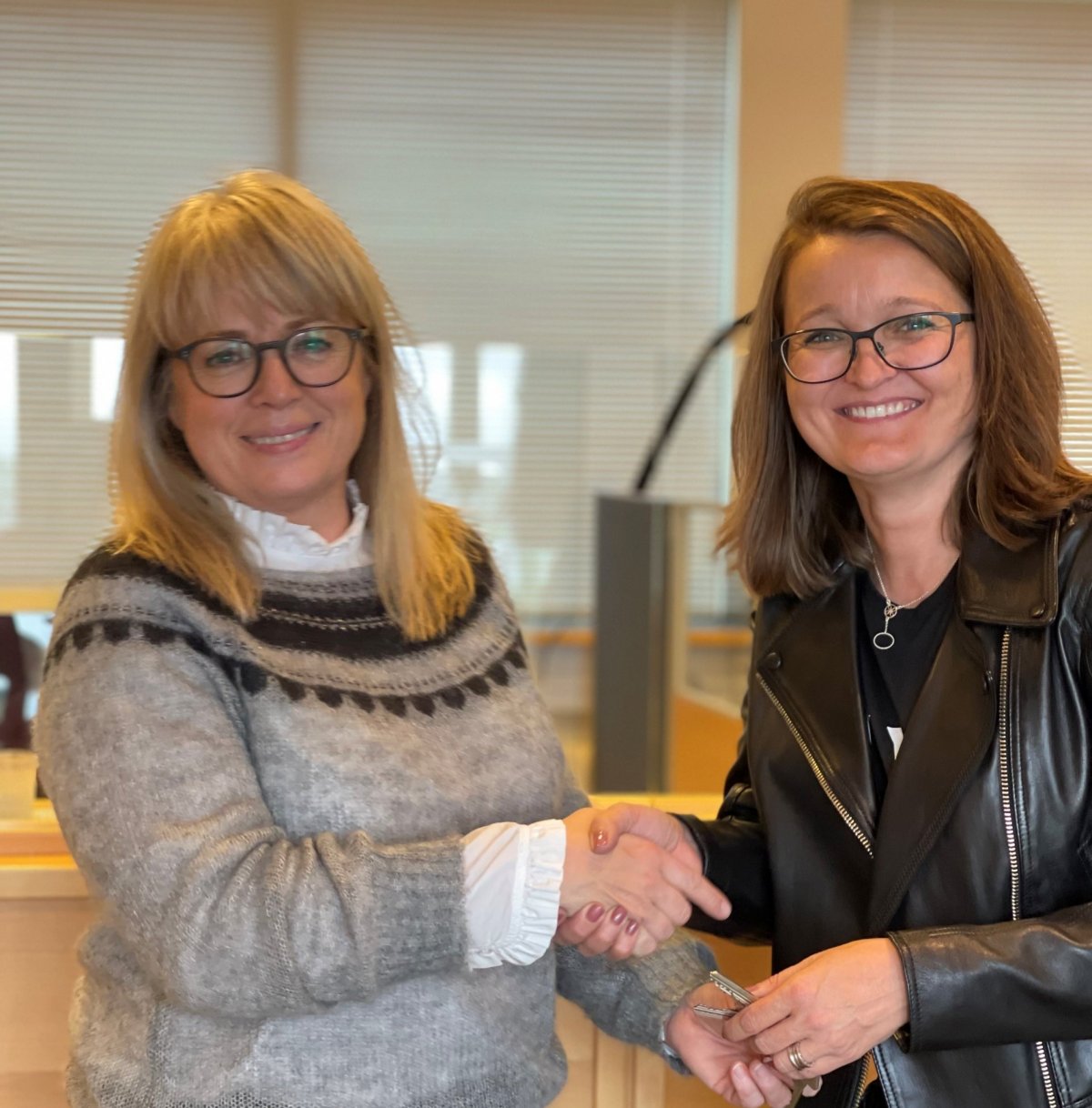 Unnur tekur við lyklum að ráðhúsinu úr hendi Ragnheiðar Jónu Ingimarsdóttur fráfarandi sveitarstjóra…