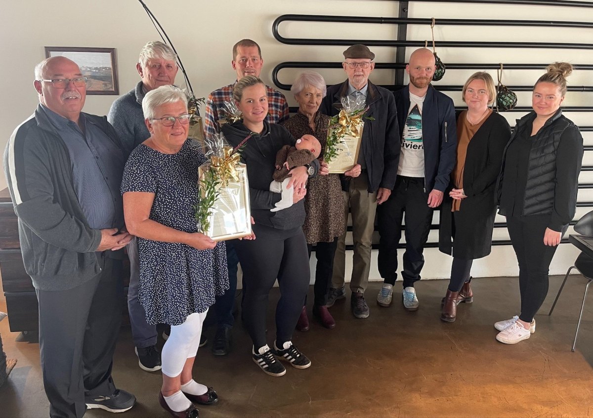 Viðurkenningarhafar ásamt nefndarmönnum í Umhverfisnefnd.