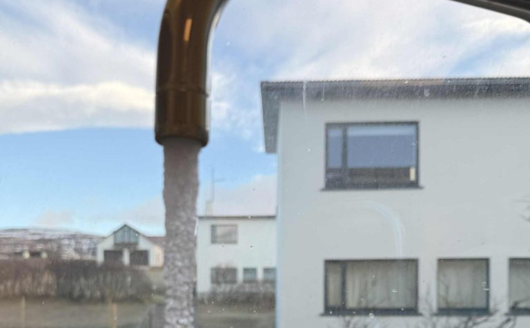 Lokað fyrir heitt vatn í Víðidal