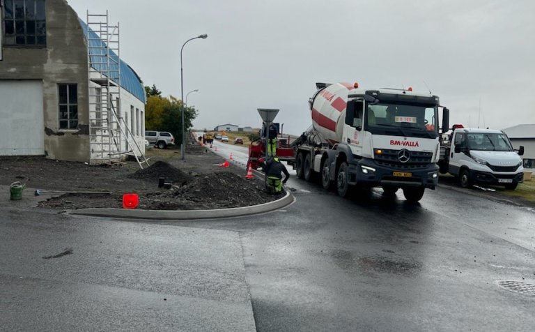 Steypuframkvæmdir við gangstéttar