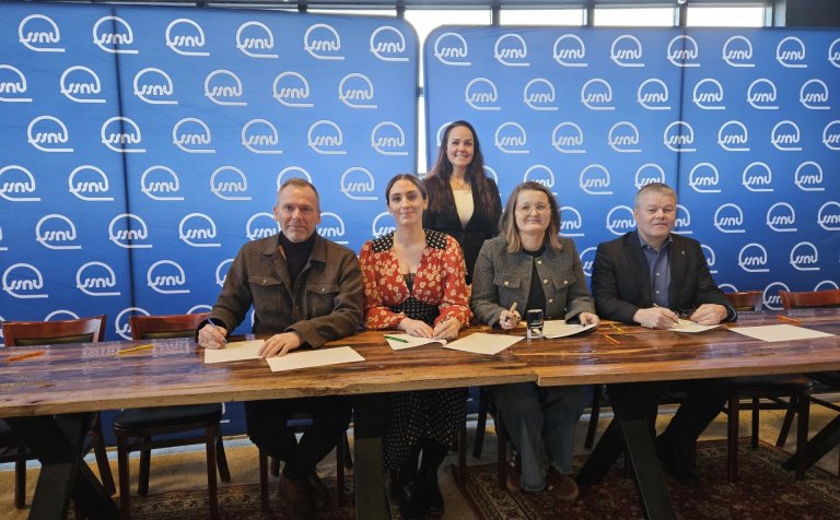 Sveitarstjórar sveitarfélaganna á Norðurlandi vestra undirrita samning um sameiginlega ábyrgð á fars…