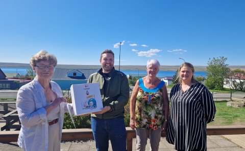 Kvenfélagið Iðunn á Borðeyri gefur leikskólanum gjöf