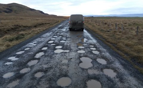 Skólabíll við Illugastaði á Vatnsnesi 8. nóvember 2018