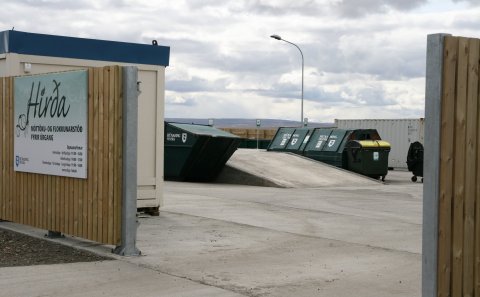 Hirða opin áfram - flokka Úrgang/endurvinnsluefni áður en komið er á völlinn.